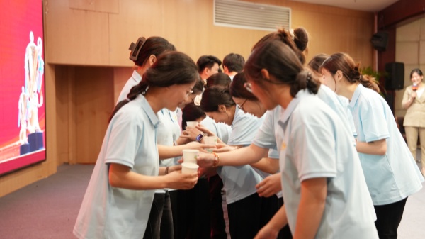 易視界拜師儀式進(jìn)行中