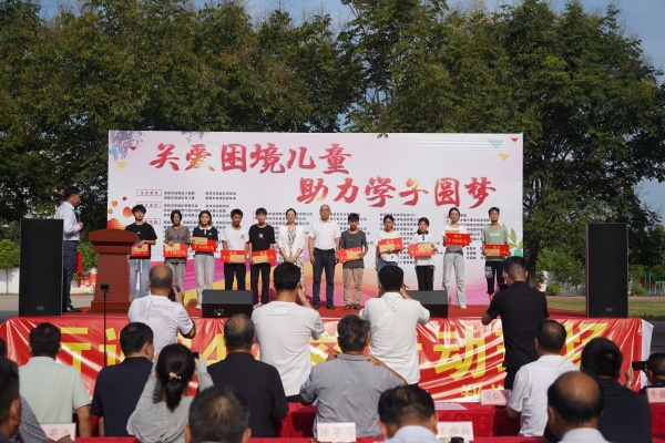 易視界公益行 關(guān)愛(ài)困境兒童助力學(xué)子圓夢(mèng)