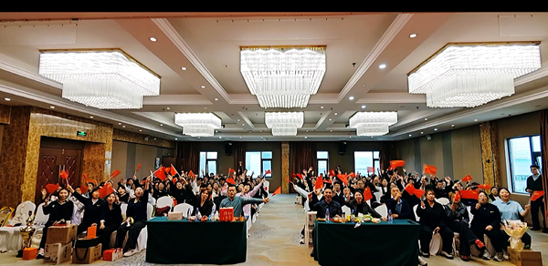 凝心聚力，再創(chuàng)巔峰！易視界月度嘉獎(jiǎng)會(huì)圓滿落幕