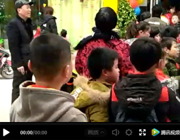 易視界店外排起長(zhǎng)隊(duì)場(chǎng)面十分火爆