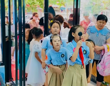 易視界店內(nèi)孩子們在排隊(duì)測視力