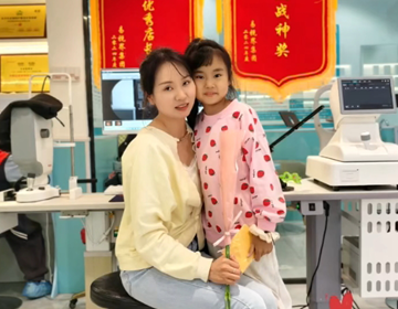 母親節(jié)，易視界以康乃馨為禮，敬獻(xiàn)每一位到店小客戶的母親